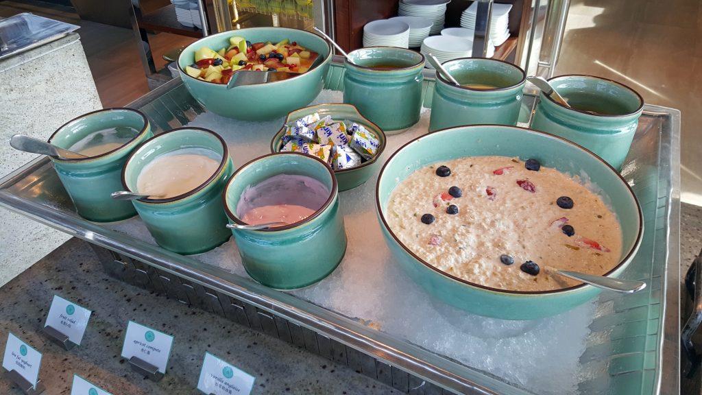 una mesa con comida