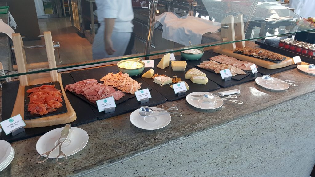 una mesa con comida