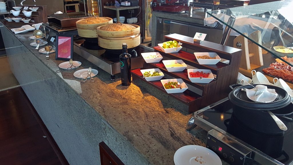 una mesa con comida
