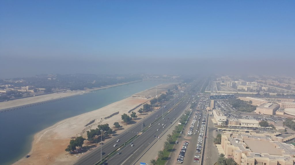 vista de una ciudad desde lo alto de una carretera