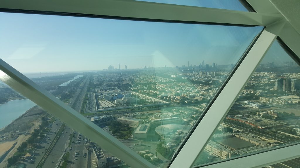 vista de una ciudad desde lo alto de una ventana