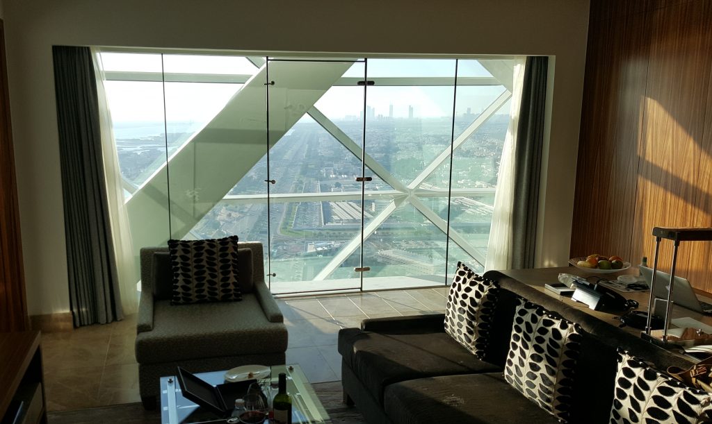 un cuarto con una ventana grande