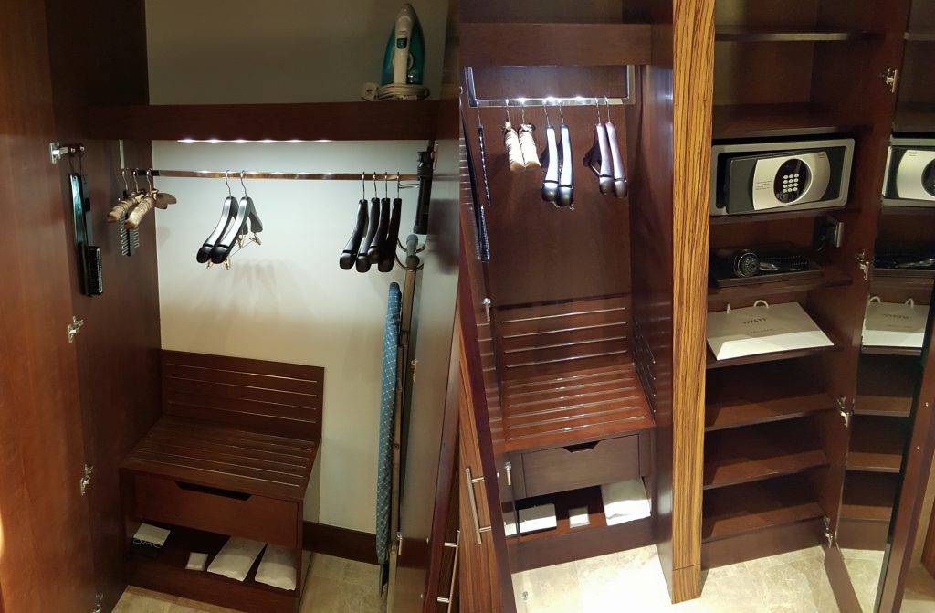 una silla de madera en la cocina