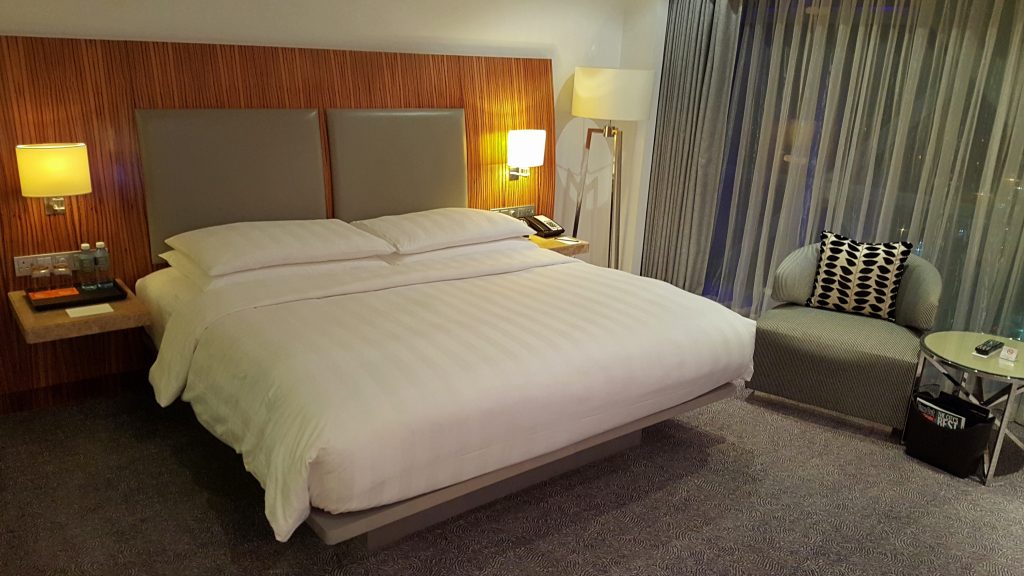 una cama en una habitación