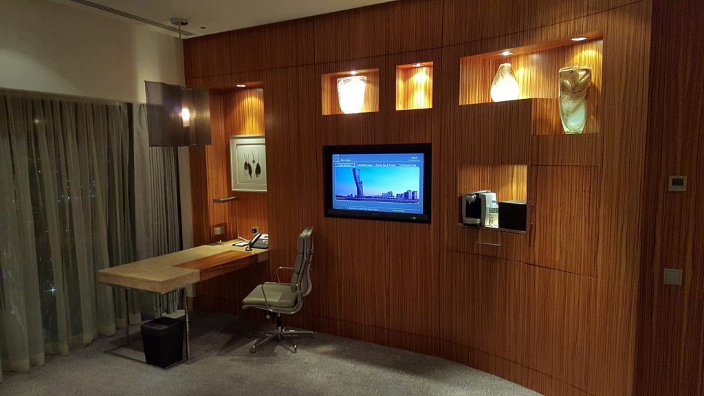 una pantalla de televisión encendida con la imagen de un cuarto