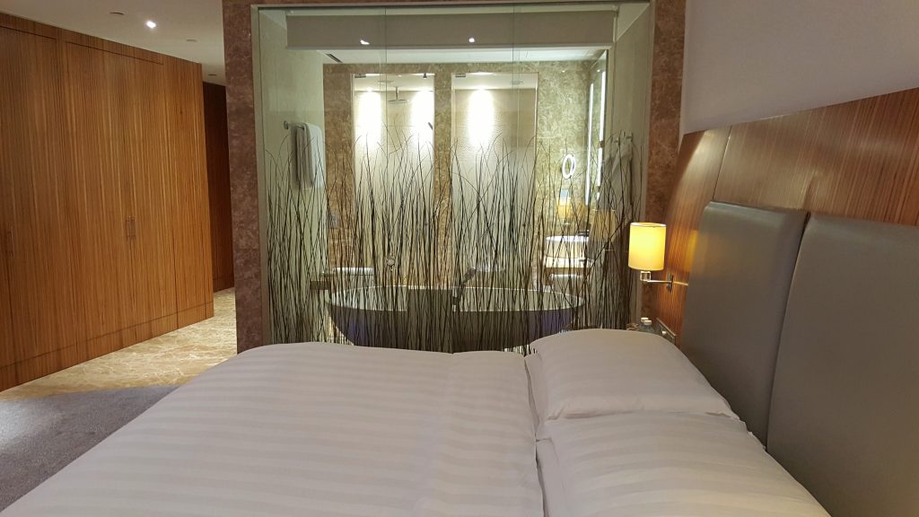 una cama en una habitación