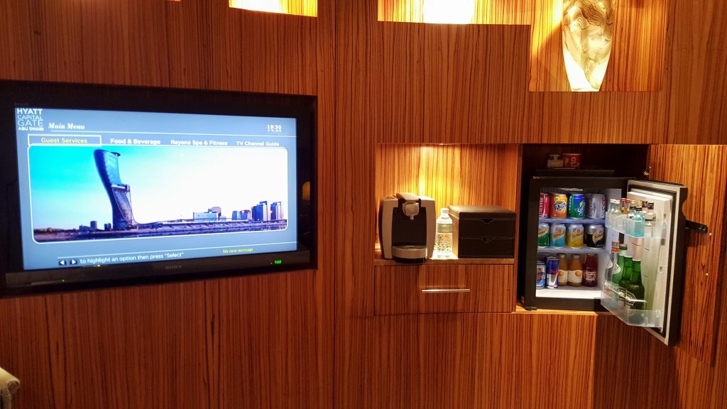 pantalla de televisión encendida con la imagen de una cocina