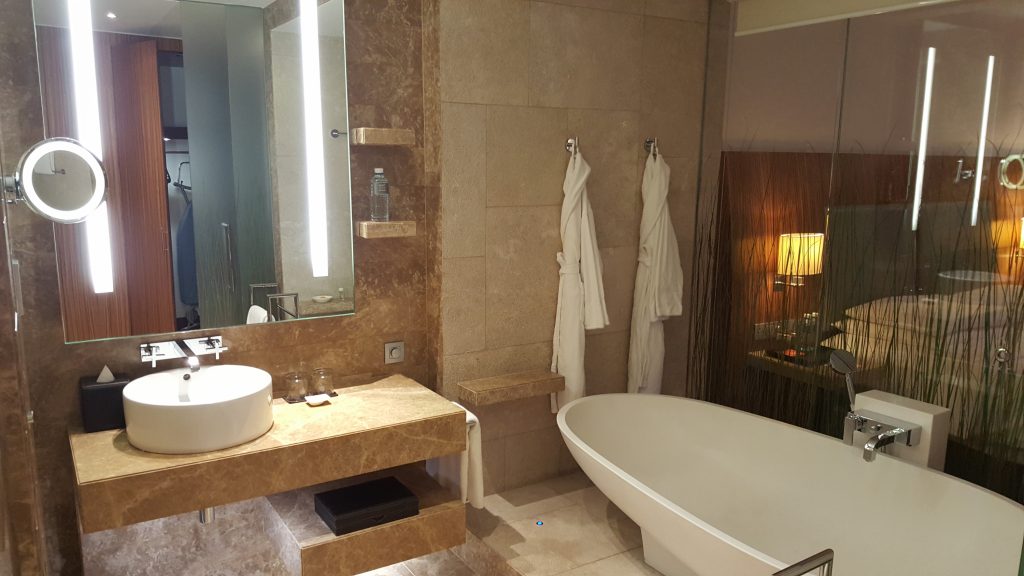 lavabo y espejo de un baño